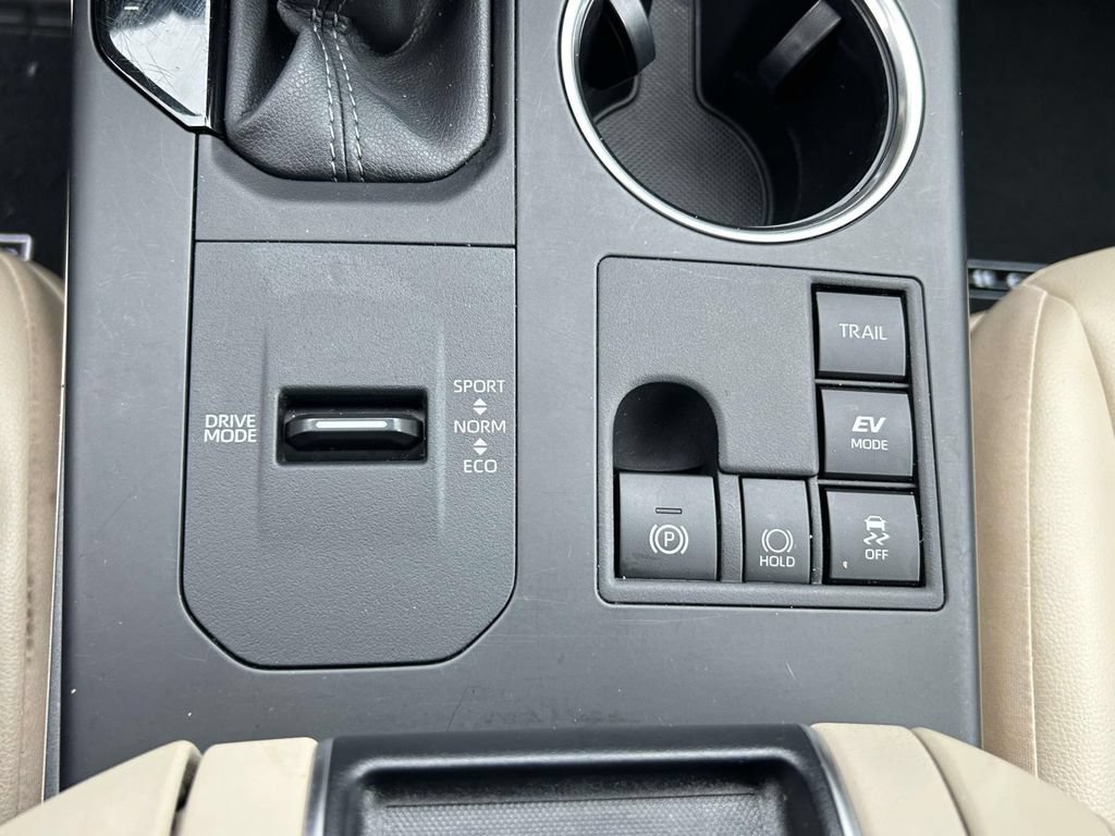 Used 2024 Toyota Highlander XLE AWD/4WD image 28