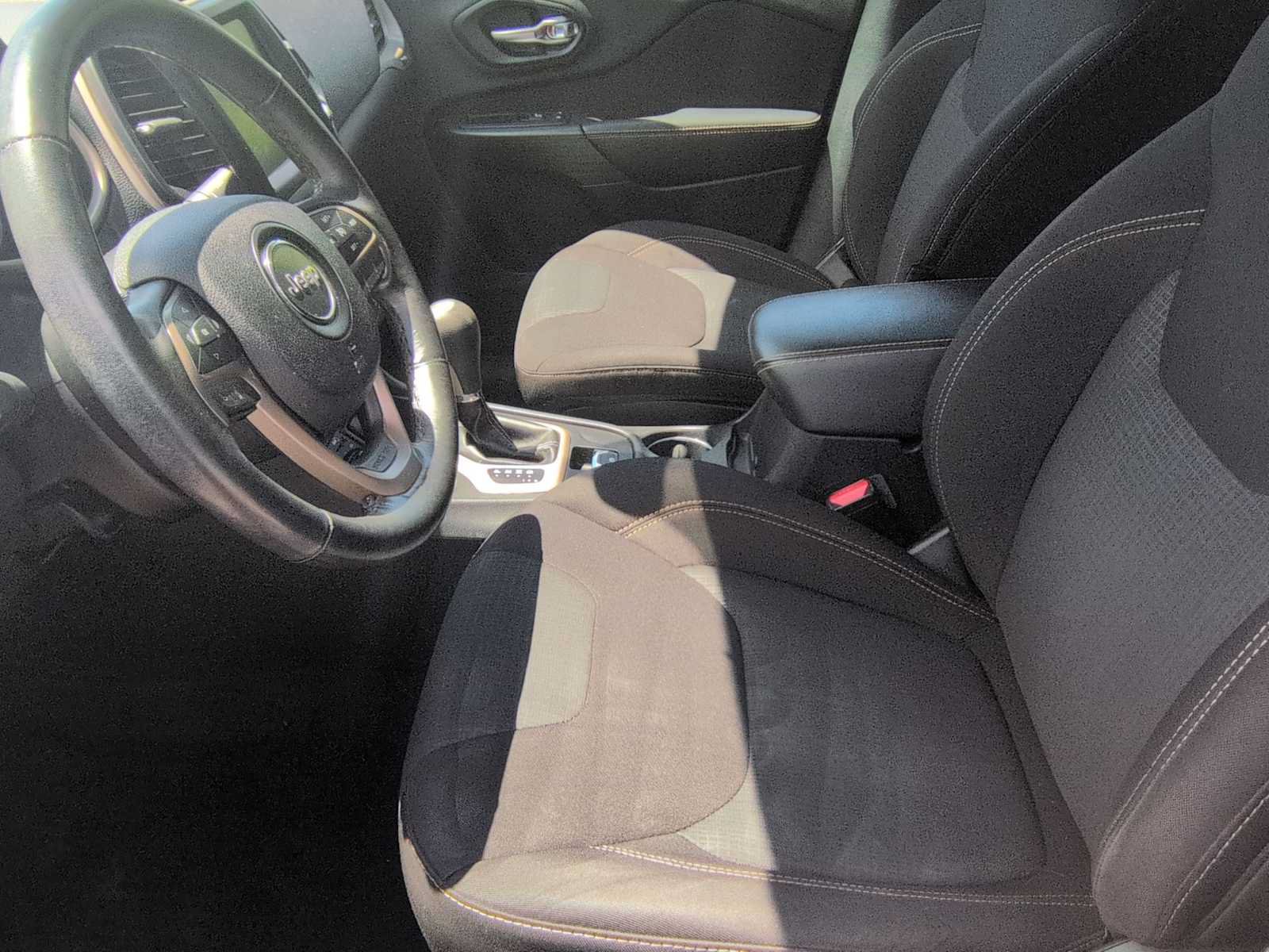 Used 2016 Jeep Cherokee Latitude w/ Cold Weather Group AWD/4WD image 17