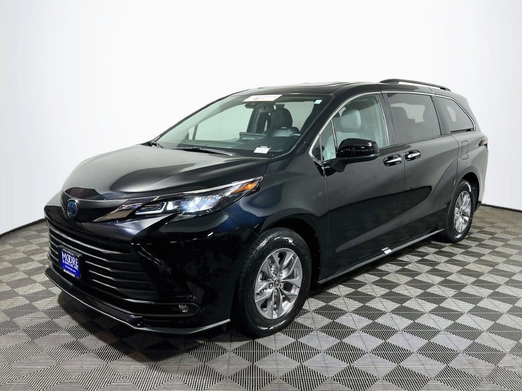 Certified 2025 Toyota Sienna XLE FWD image 3