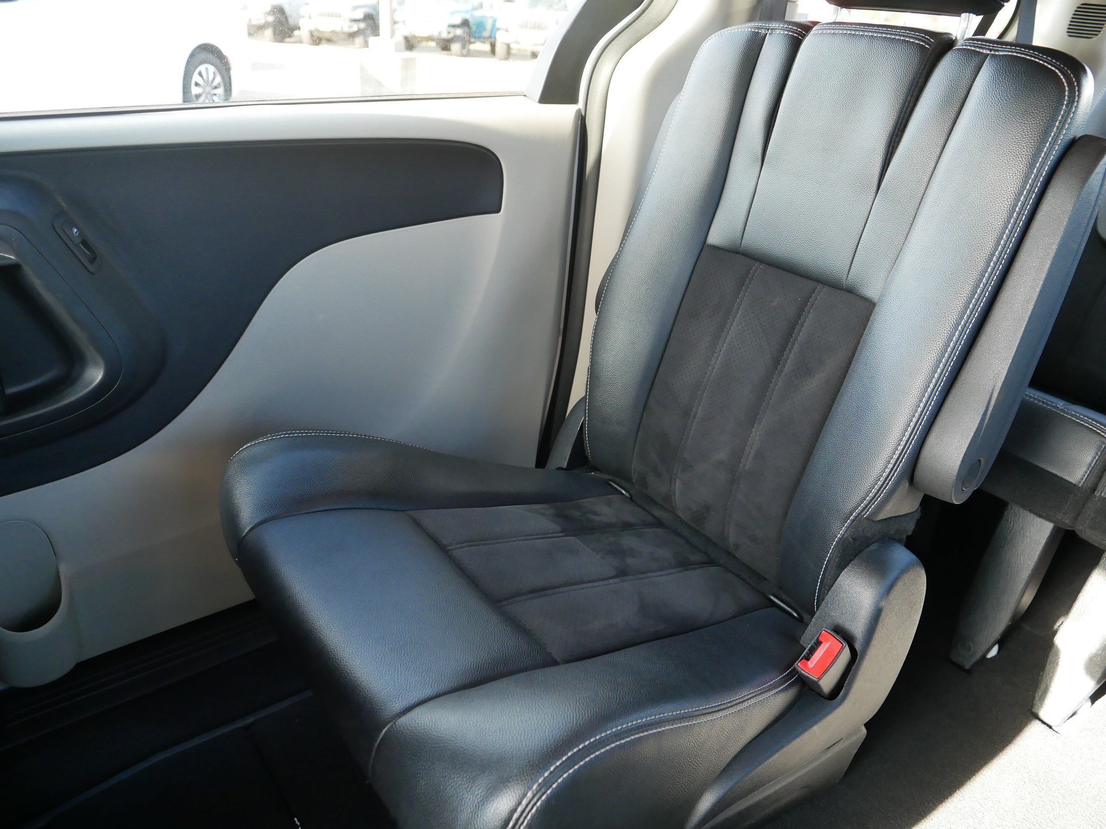 Used 2020 Dodge Grand Caravan SXT FWD image 12