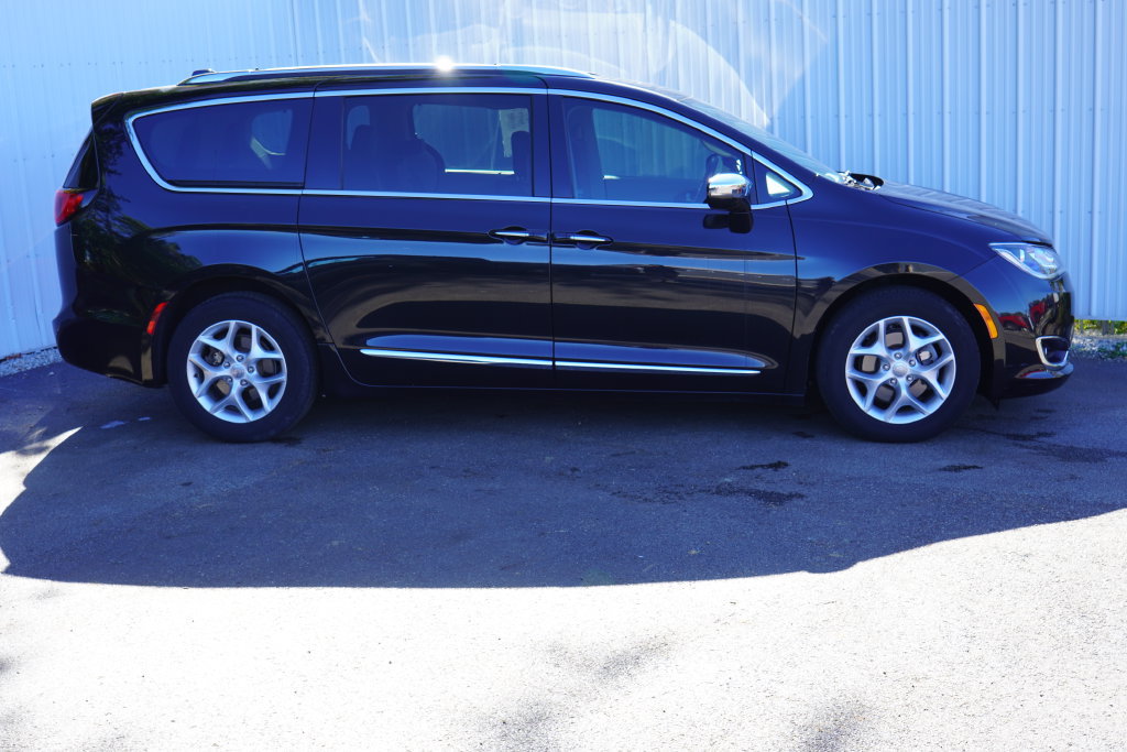 Used 2020 Chrysler Pacifica Limited FWD image 2