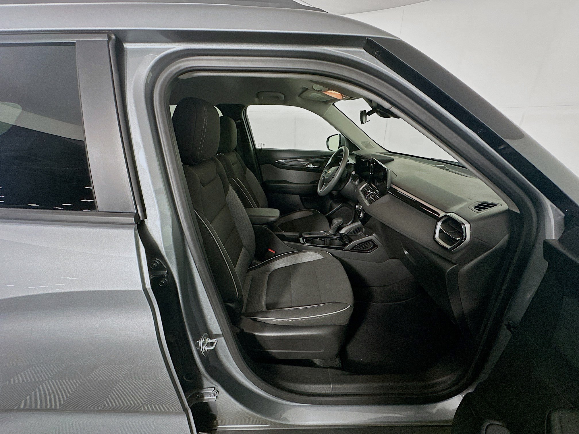 Used 2025 Chevrolet TrailBlazer LT AWD/4WD image 29