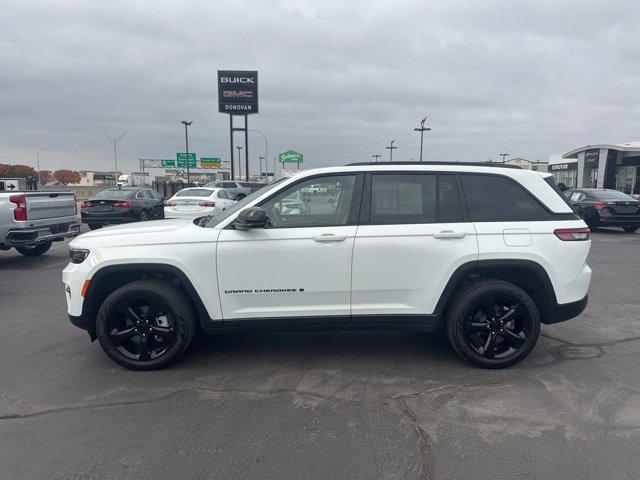 Used 2023 Jeep Grand Cherokee Limited w/ Black Appearance Package image 8