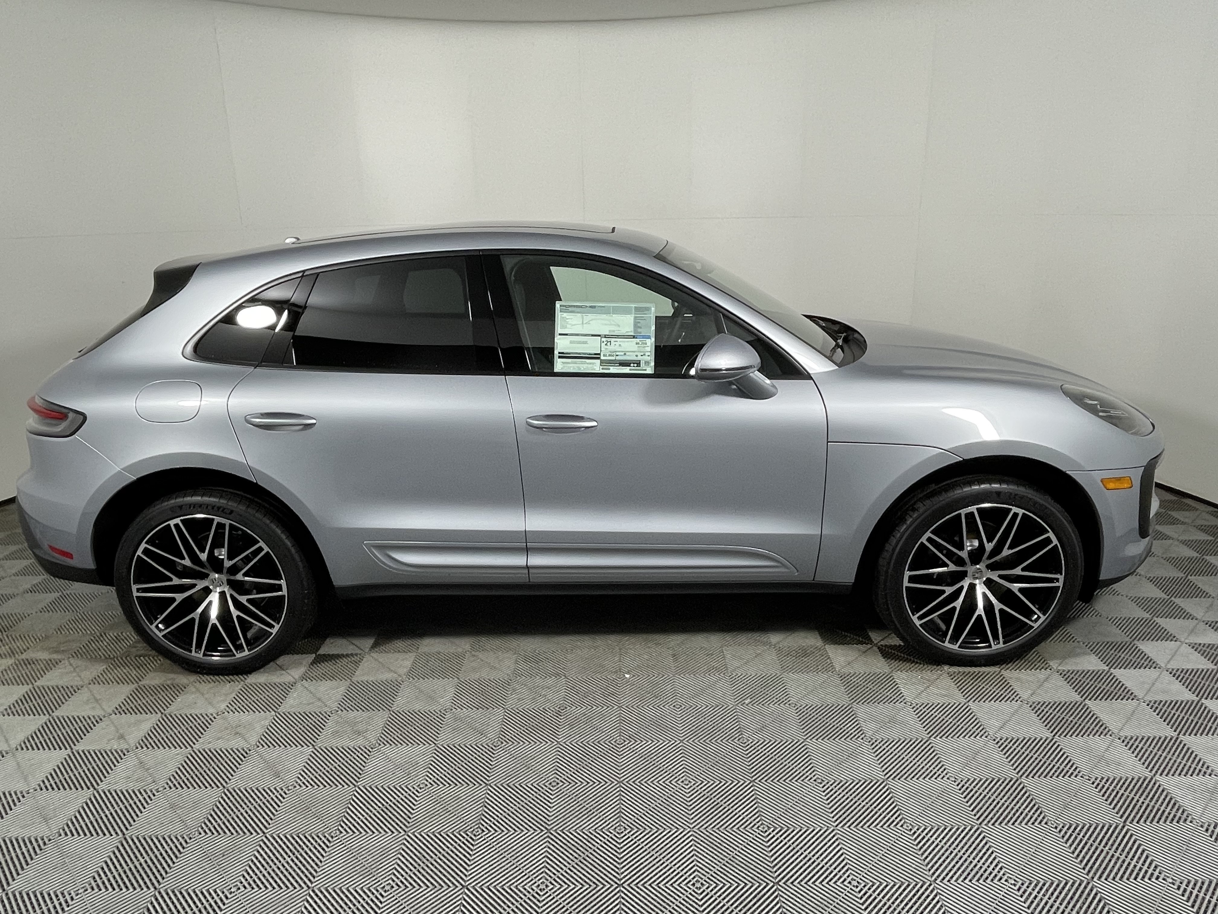 Certified 2026 Porsche Macan AWD/4WD image 8