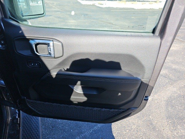 Used 2025 Jeep Wrangler Sahara image 15
