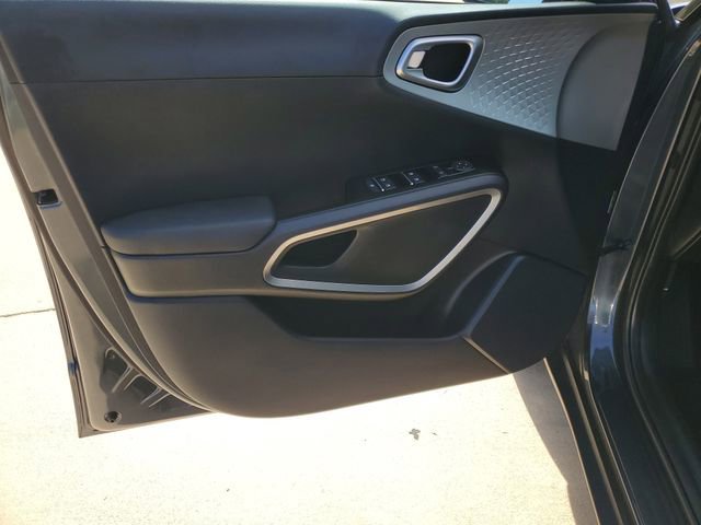 Used 2025 Kia Soul LX FWD image 14