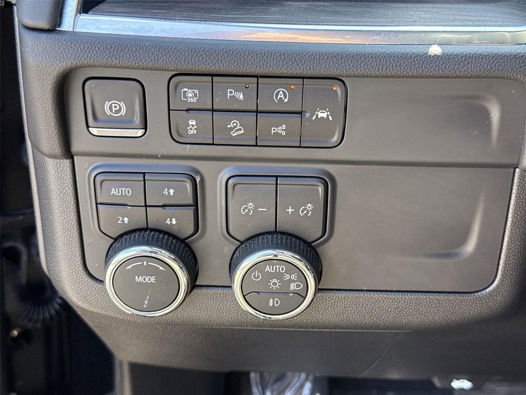 Used 2025 Chevrolet Suburban Z71 AWD/4WD image 17