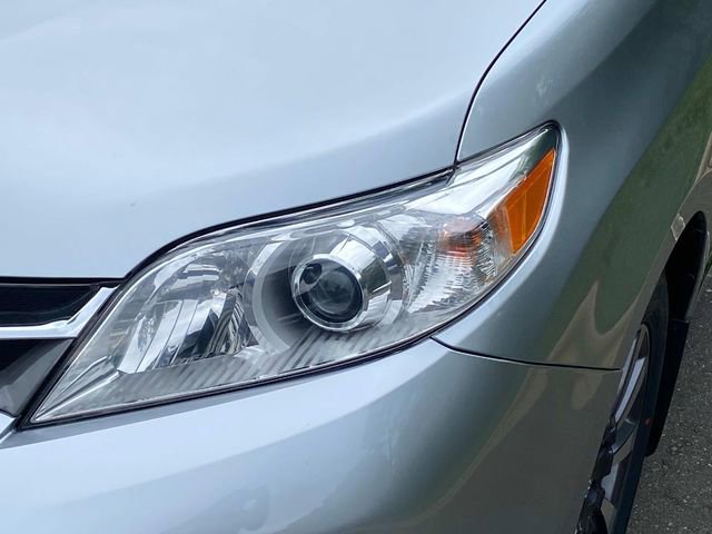 Used 2020 Toyota Sienna XLE w/ XLE Navigation Package AWD/4WD image 5