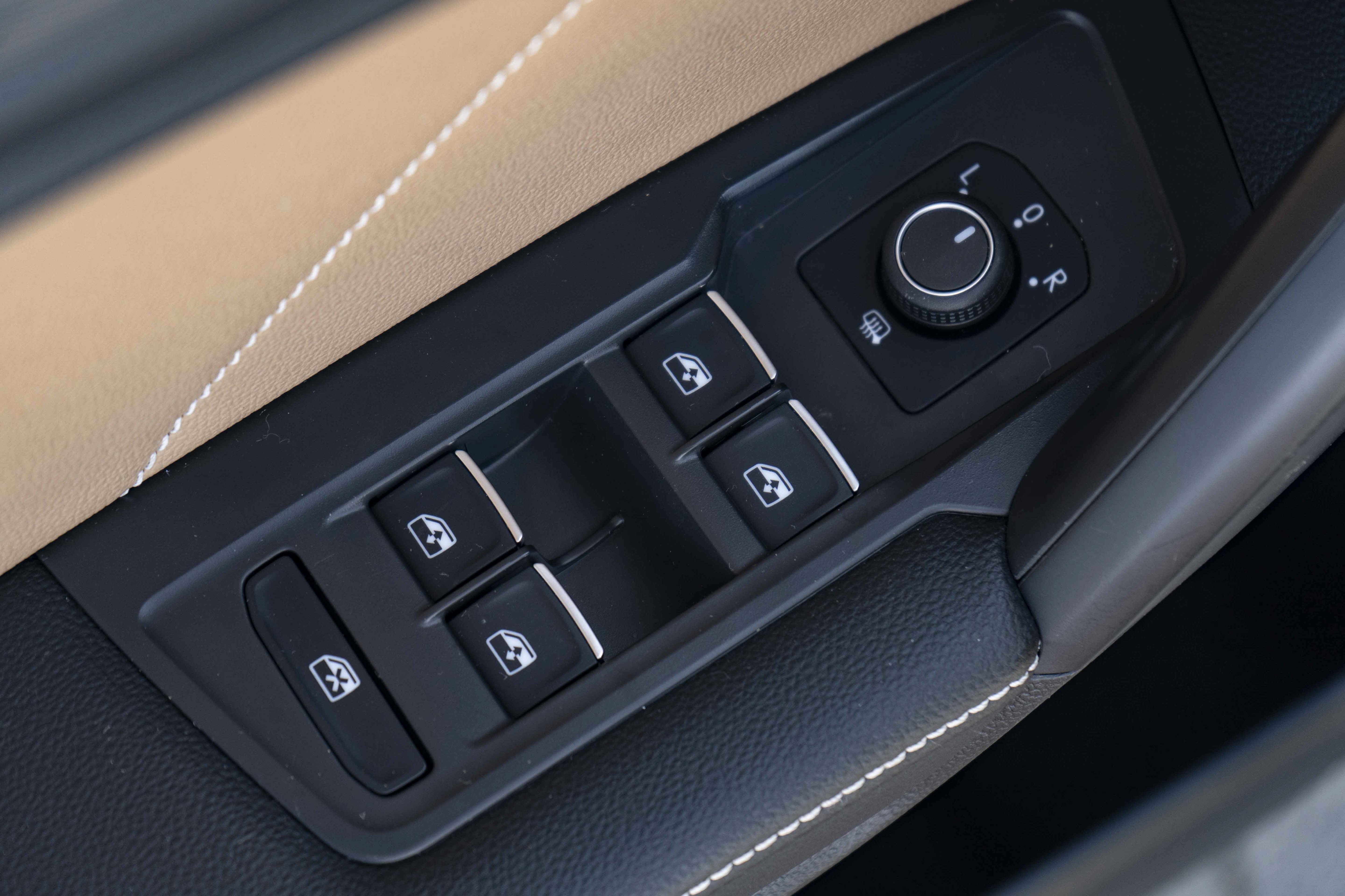 Certified 2022 Volkswagen Tiguan SE R-Line FWD image 35