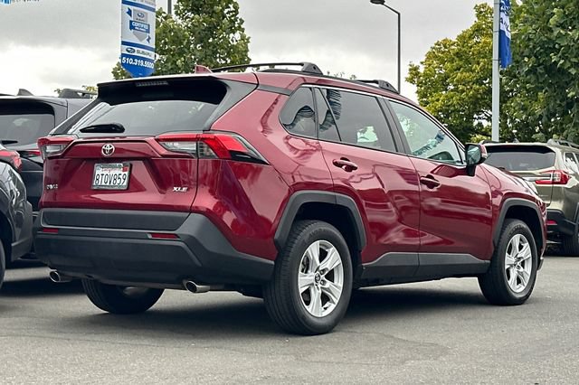 Used 2021 Toyota RAV4 XLE w/ Convenience Package FWD image 4