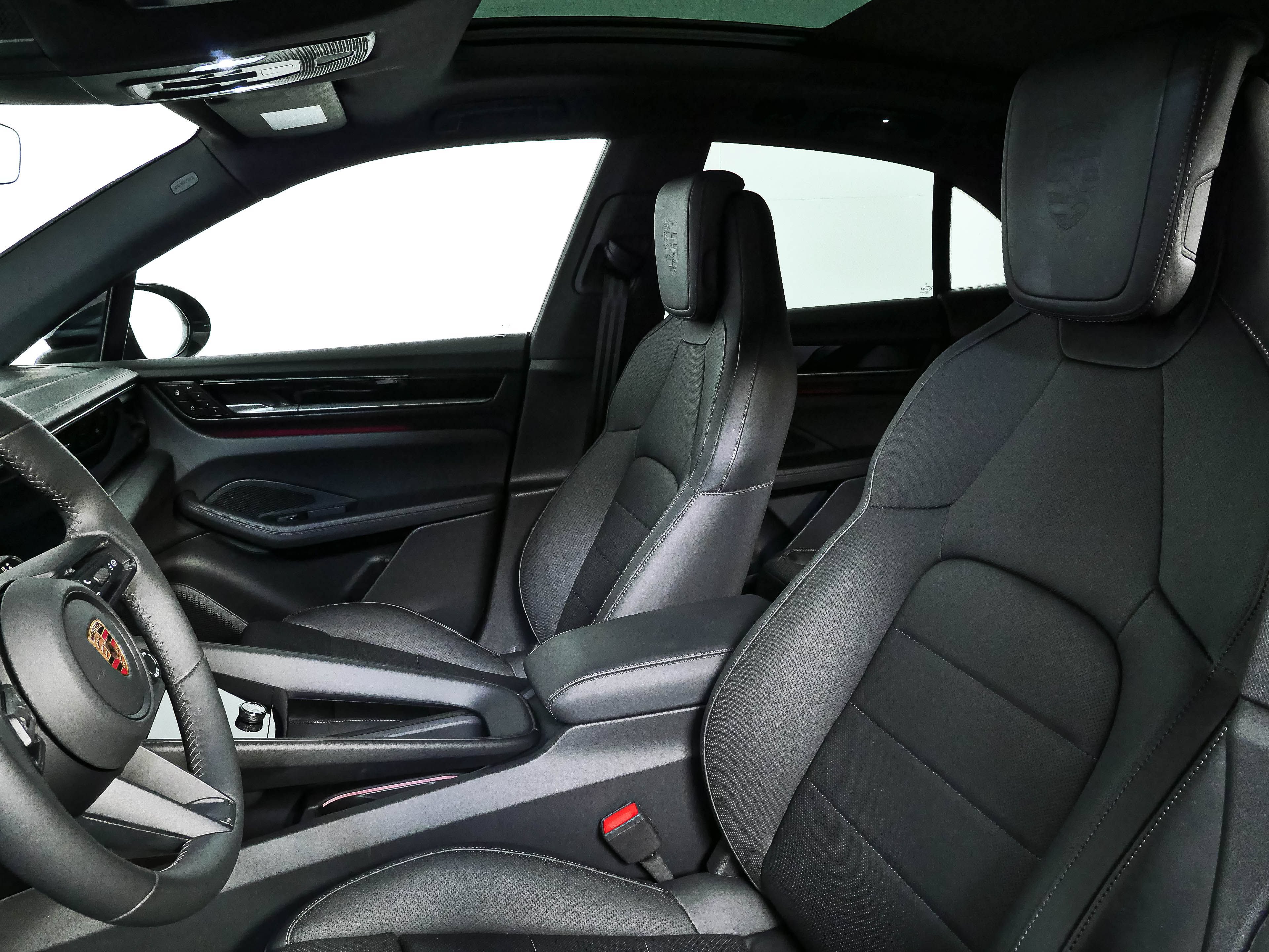Certified 2025 Porsche Macan Electric RWD image 5