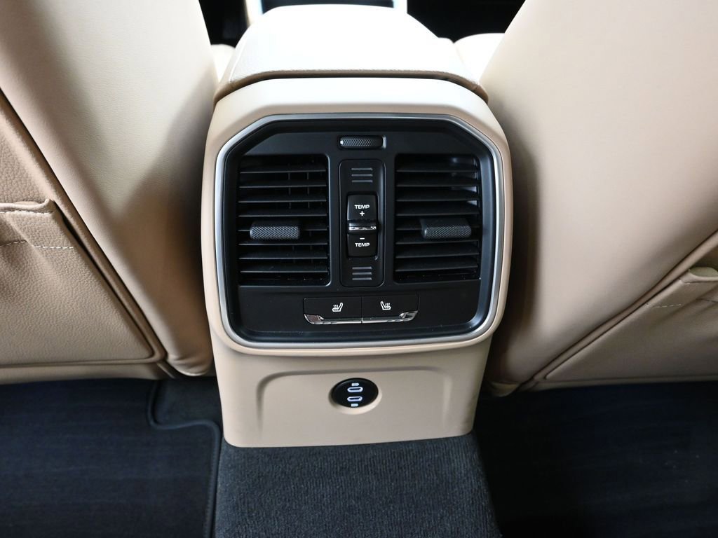 Certified 2025 Porsche Macan image 18