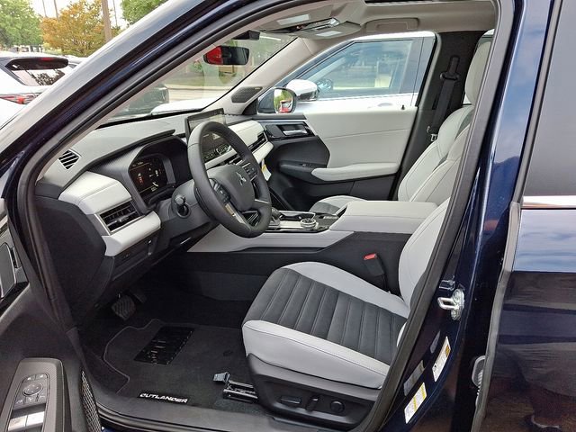 New 2025 Mitsubishi Outlander SE image 8