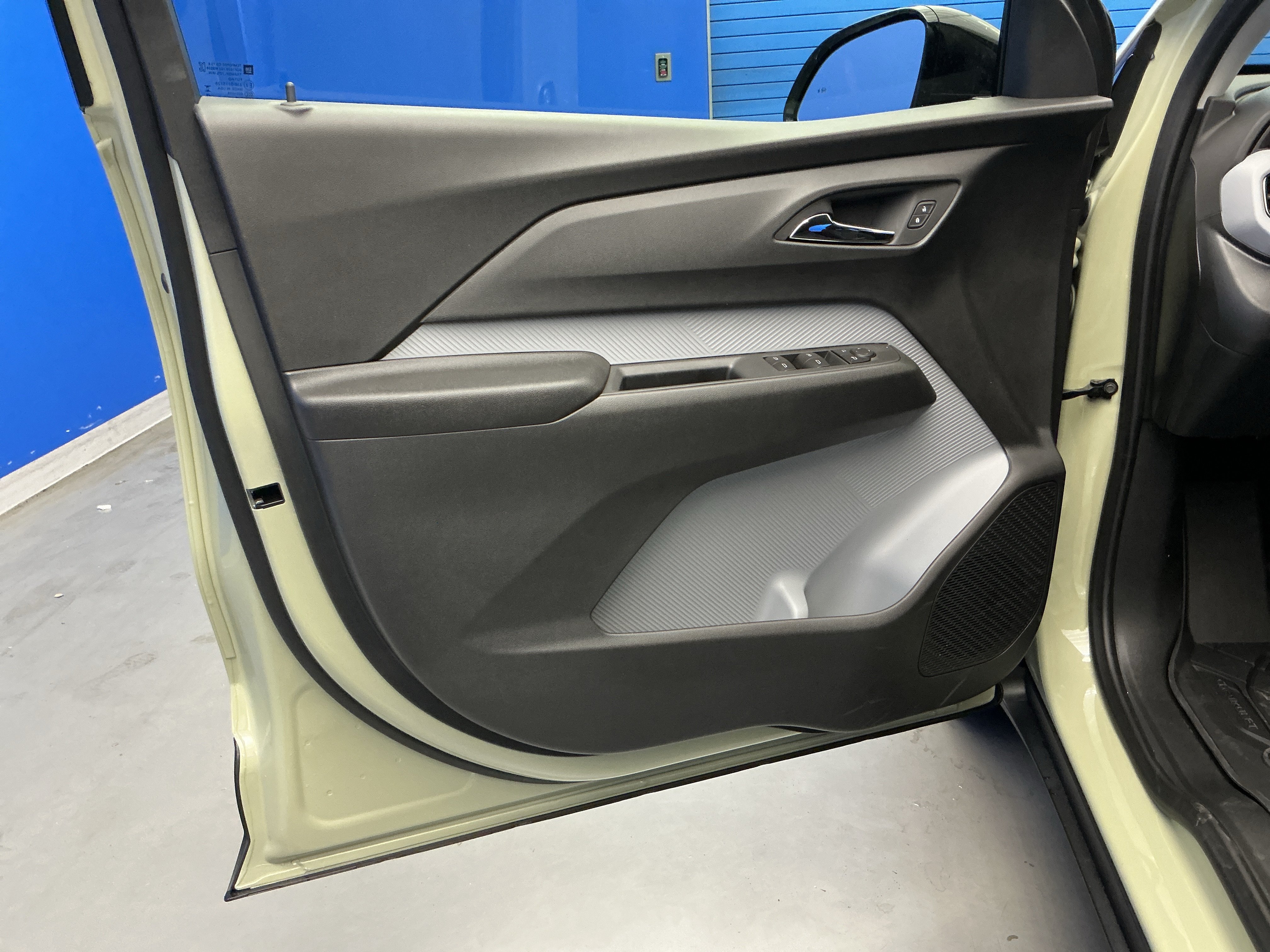 New 2027 Chevrolet Bolt LT w/ Comfort Package FWD image 9