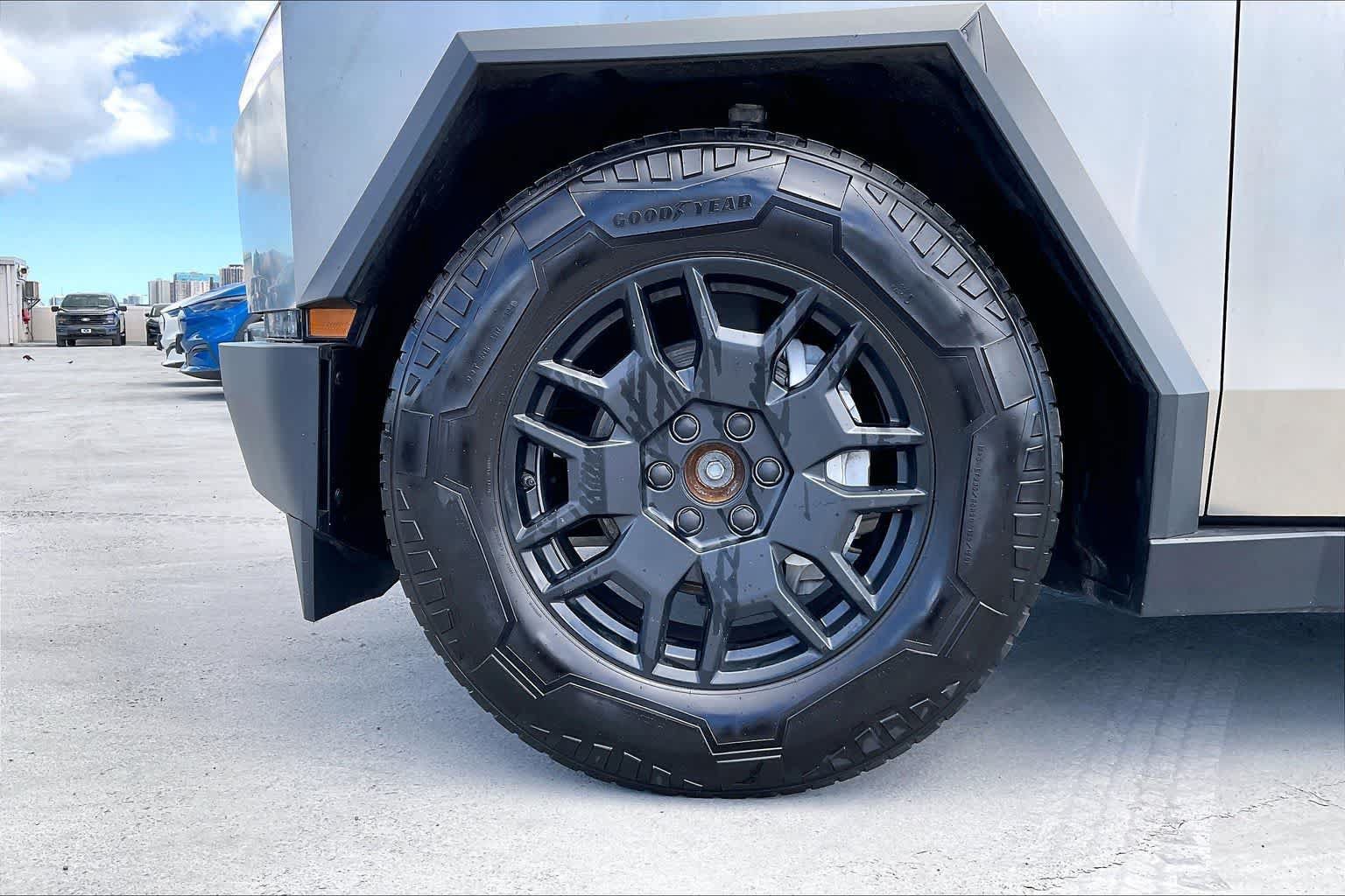 Used 2024 Tesla Cybertruck AWD Crew Cab image 8