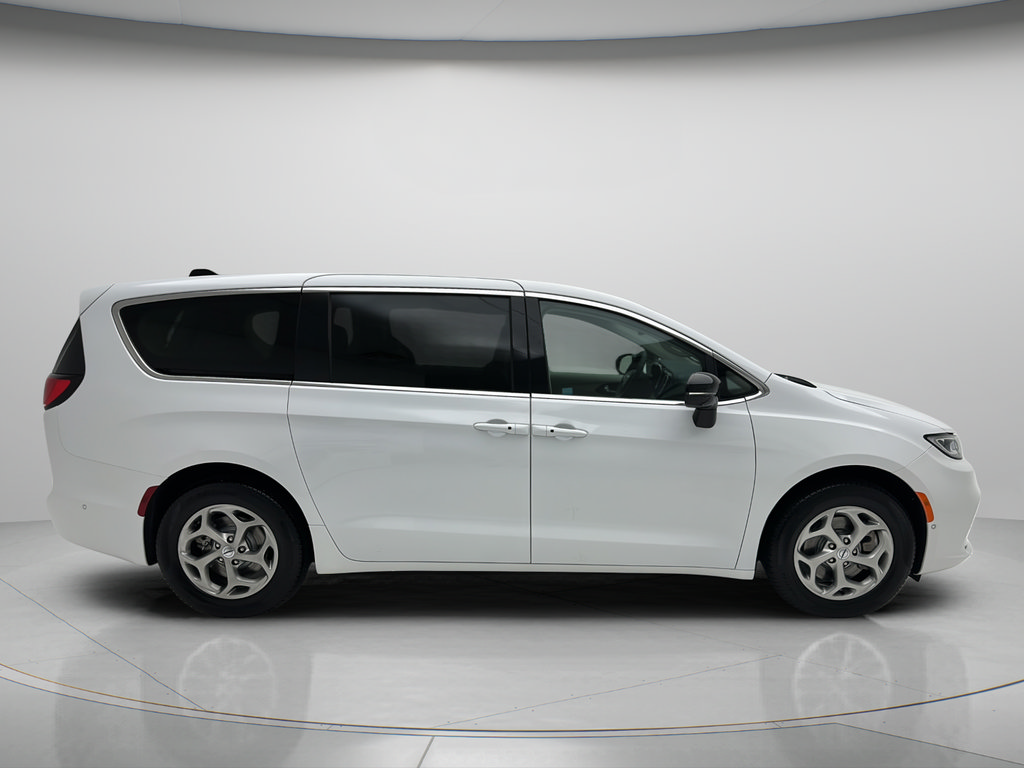 Used 2024 Chrysler Pacifica Limited w/ Trailer Tow Group AWD/4WD image 4