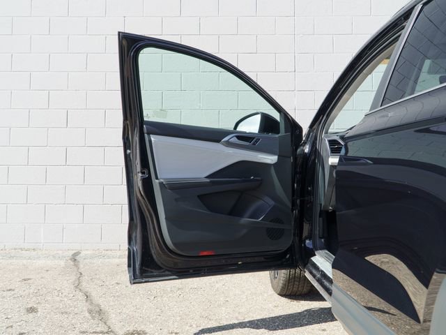 Used 2025 Volkswagen Taos SEL w/ Black Wheel Plus Package image 15