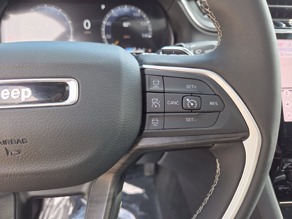 Used 2025 Jeep Grand Cherokee Limited AWD/4WD image 35