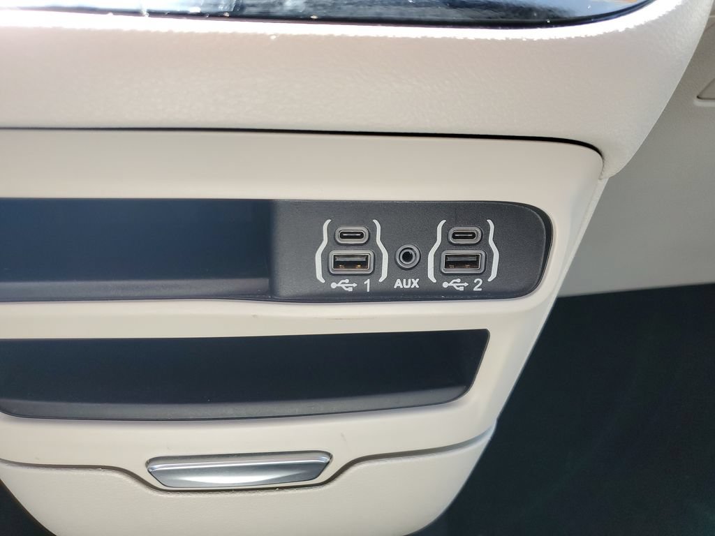 Used 2023 Chrysler Pacifica Touring-L FWD image 23