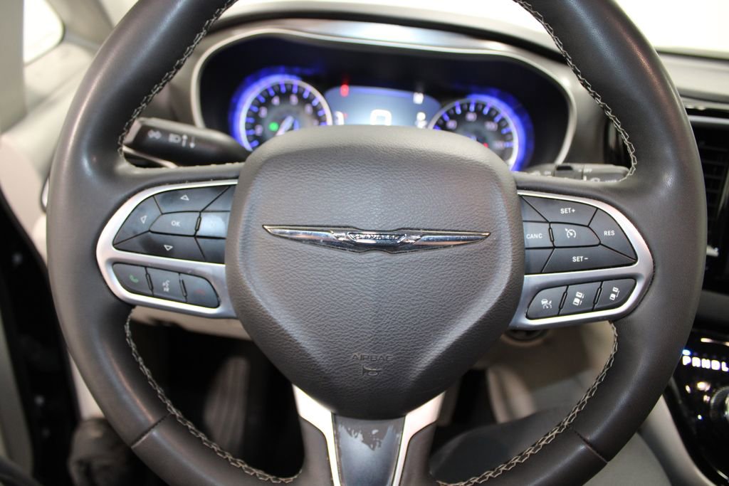 Used 2024 Chrysler Pacifica Touring-L image 36