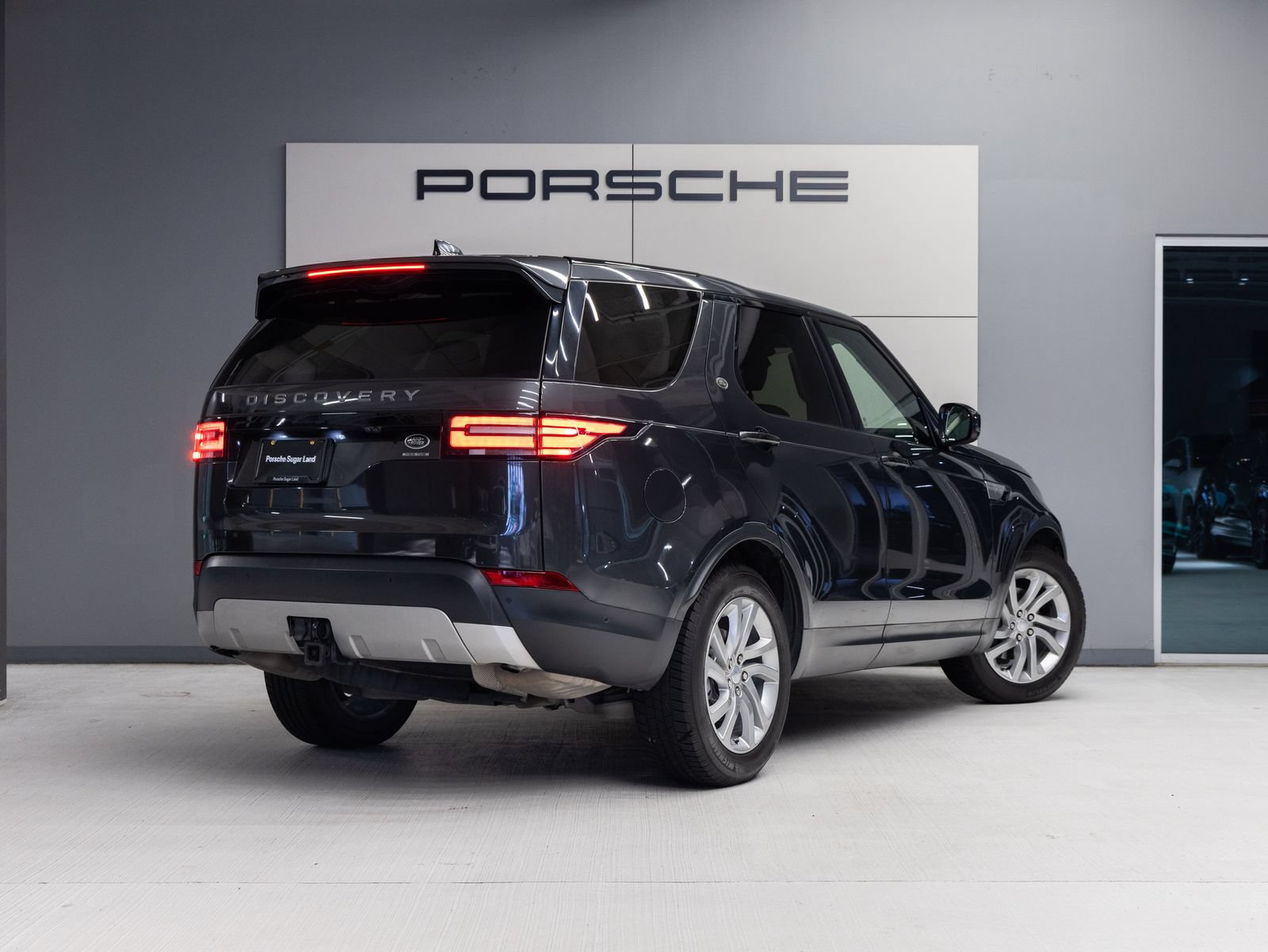 Used 2019 Land Rover Discovery HSE AWD/4WD image 7