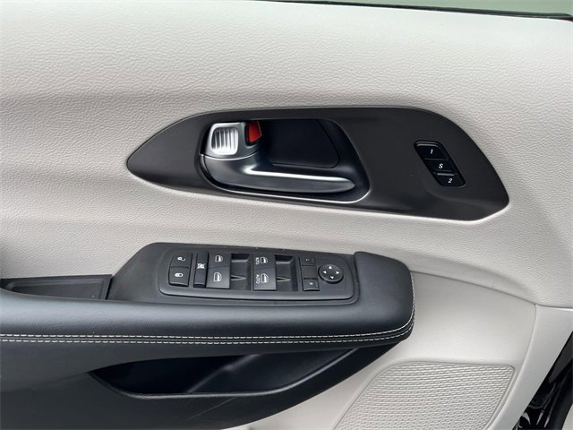 Used 2024 Chrysler Pacifica Touring-L image 24