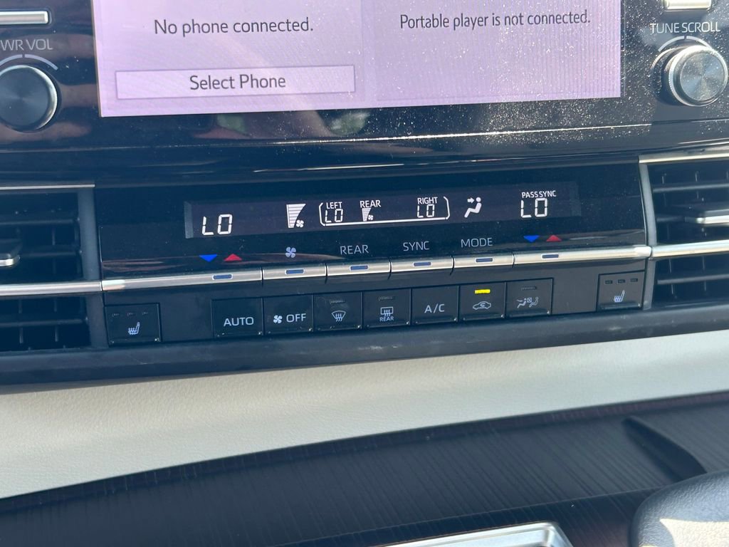 Used 2023 Toyota Sienna XLE FWD image 32
