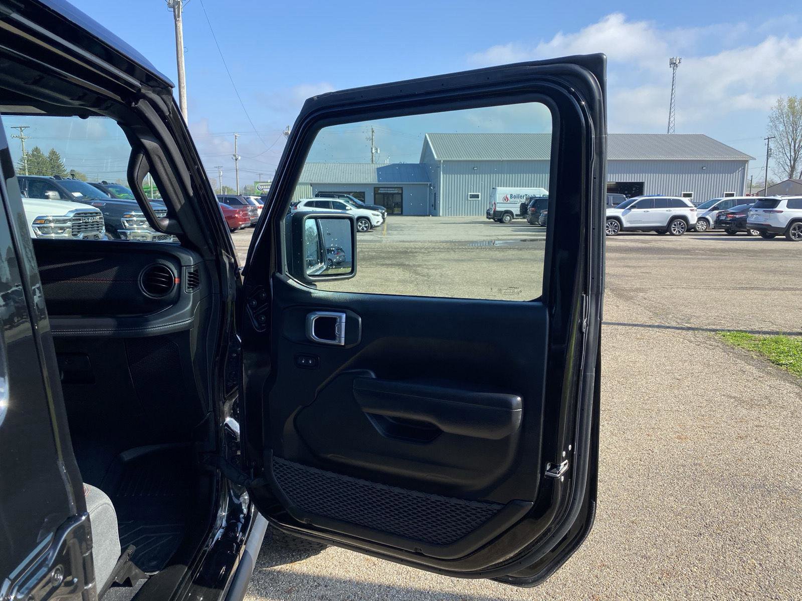 Used 2025 Jeep Wrangler Unlimited Rubicon w/ Convenience Group AWD/4WD image 32
