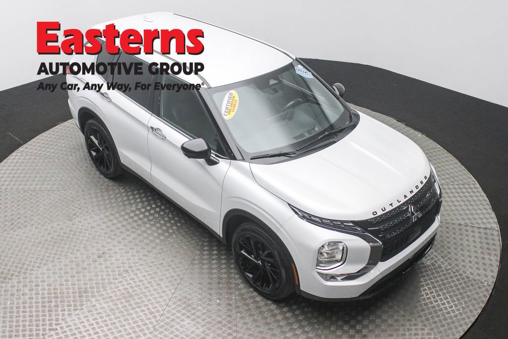 Used 2023 Mitsubishi Outlander SE image 3