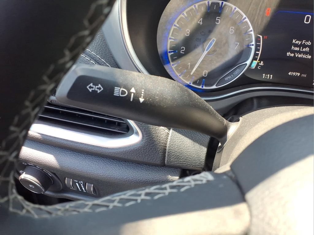 Used 2025 Chrysler Pacifica Limited FWD image 18