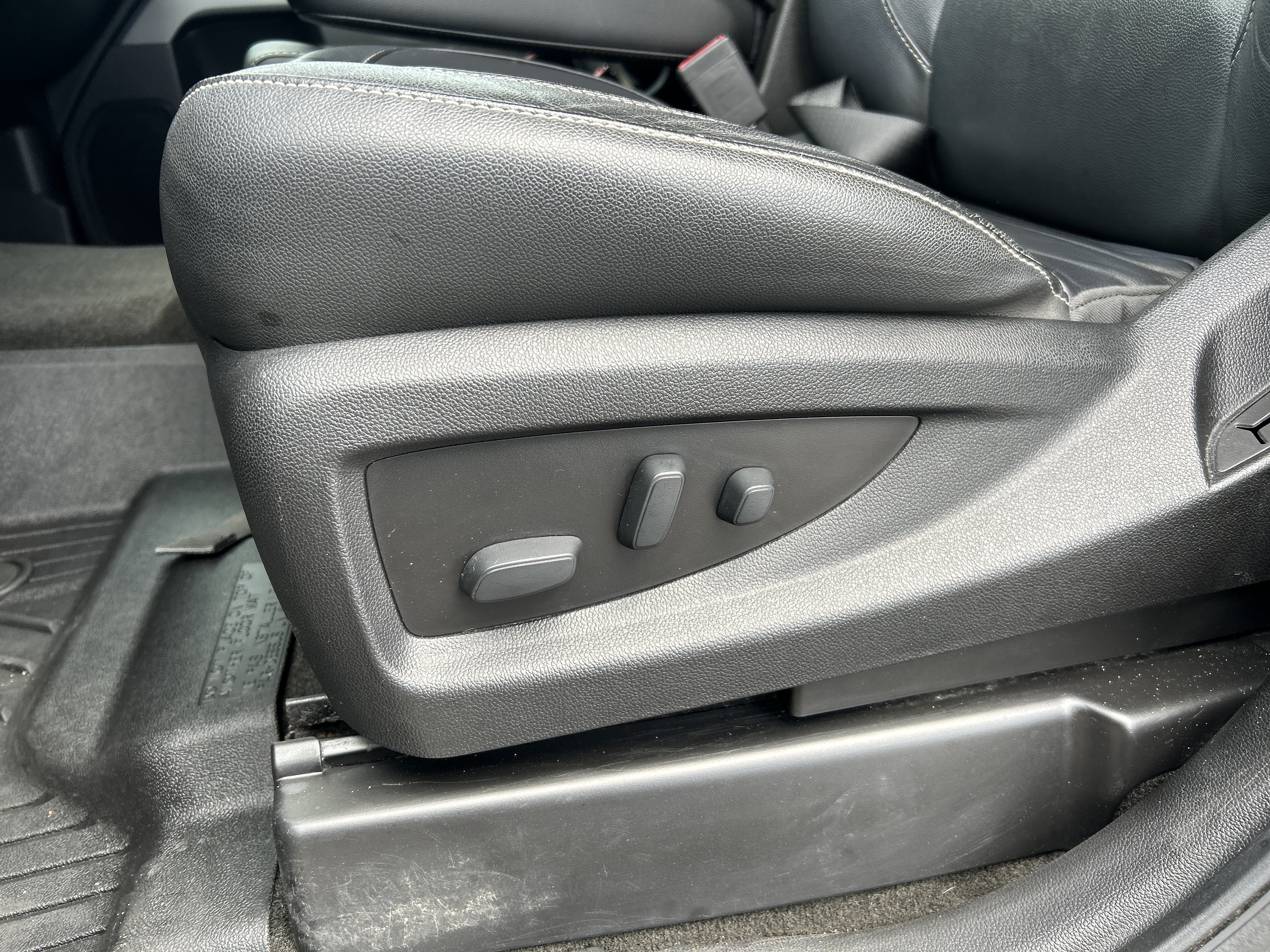 Used 2018 Chevrolet Silverado 1500 LT w/ Midnight Edition AWD/4WD image 13