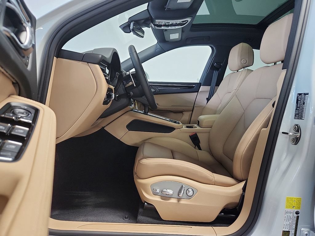 New 2026 Porsche Macan AWD/4WD image 5