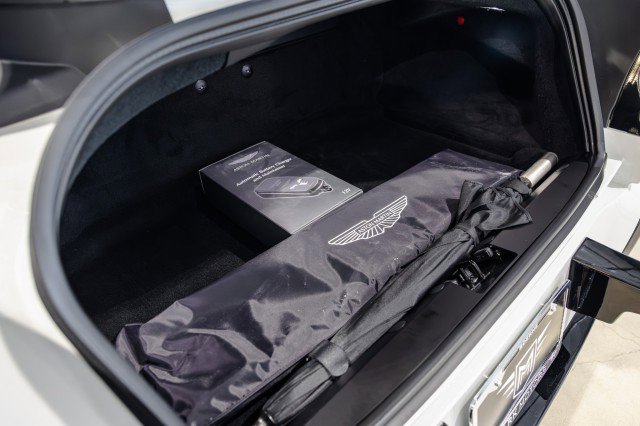 Used 2025 Aston Martin Vanquish RWD image 27
