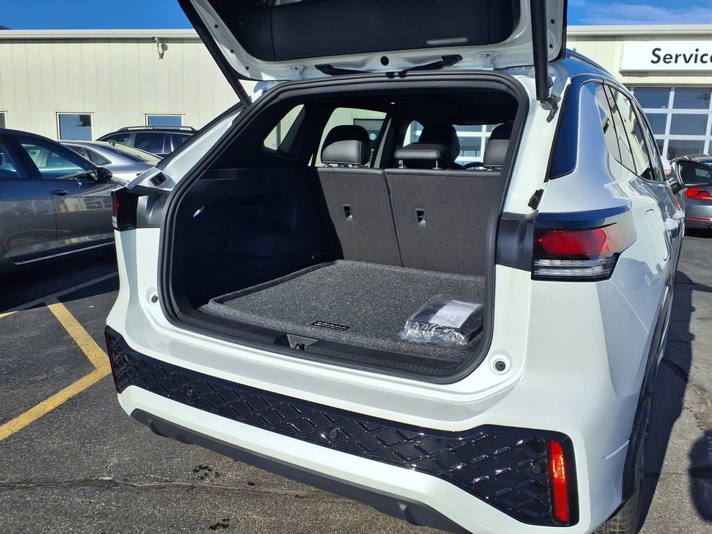 Used 2026 Volkswagen Tiguan SE R-Line image 8