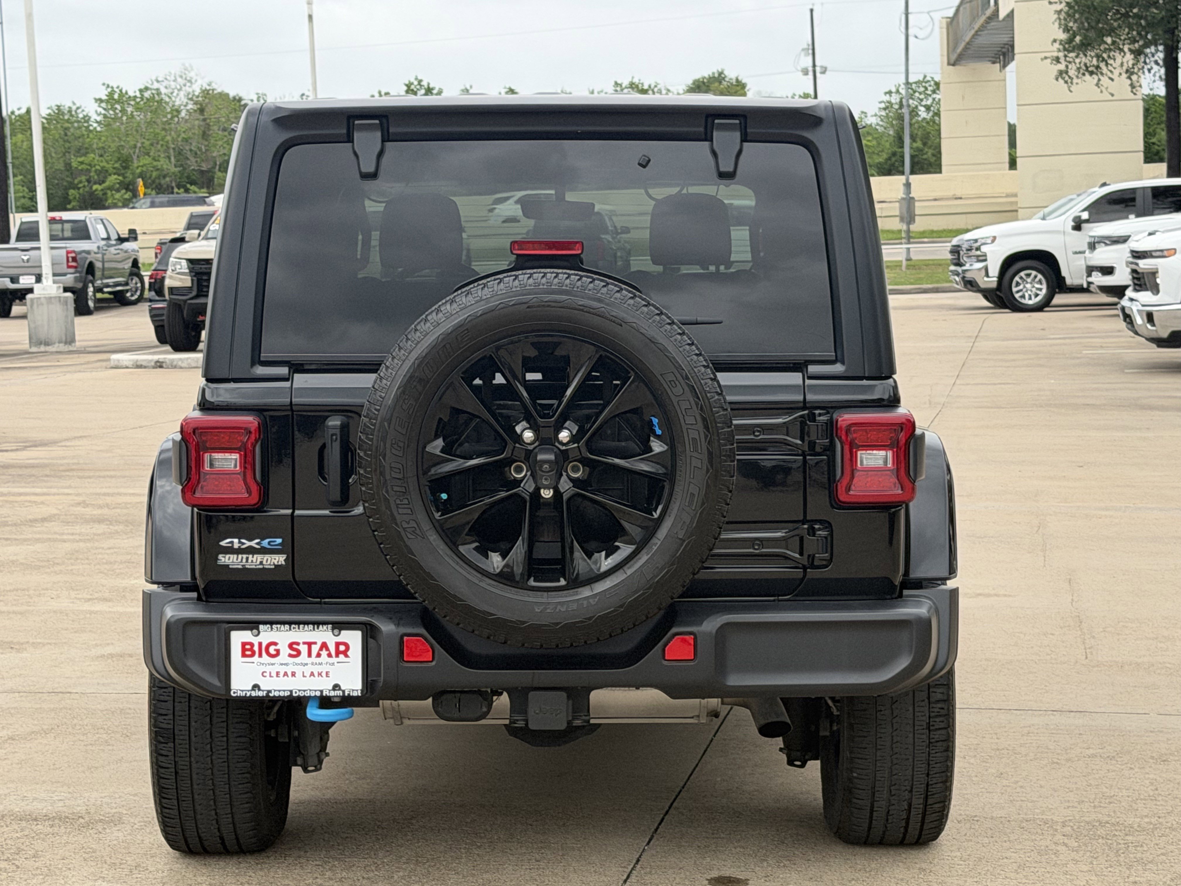Used 2023 Jeep Wrangler Unlimited Sahara w/ Cold Weather Group AWD/4WD image 6