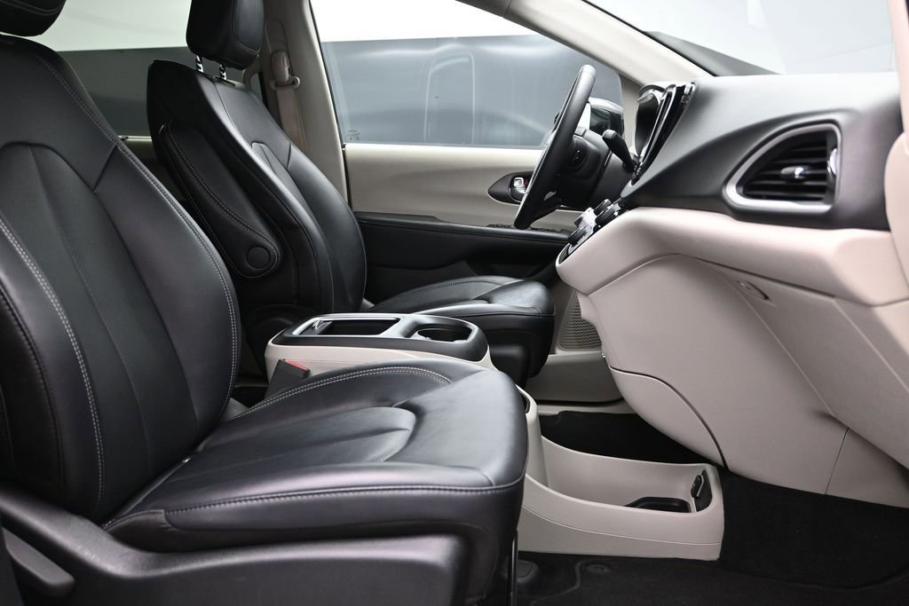Used 2024 Chrysler Pacifica Touring-L FWD image 13