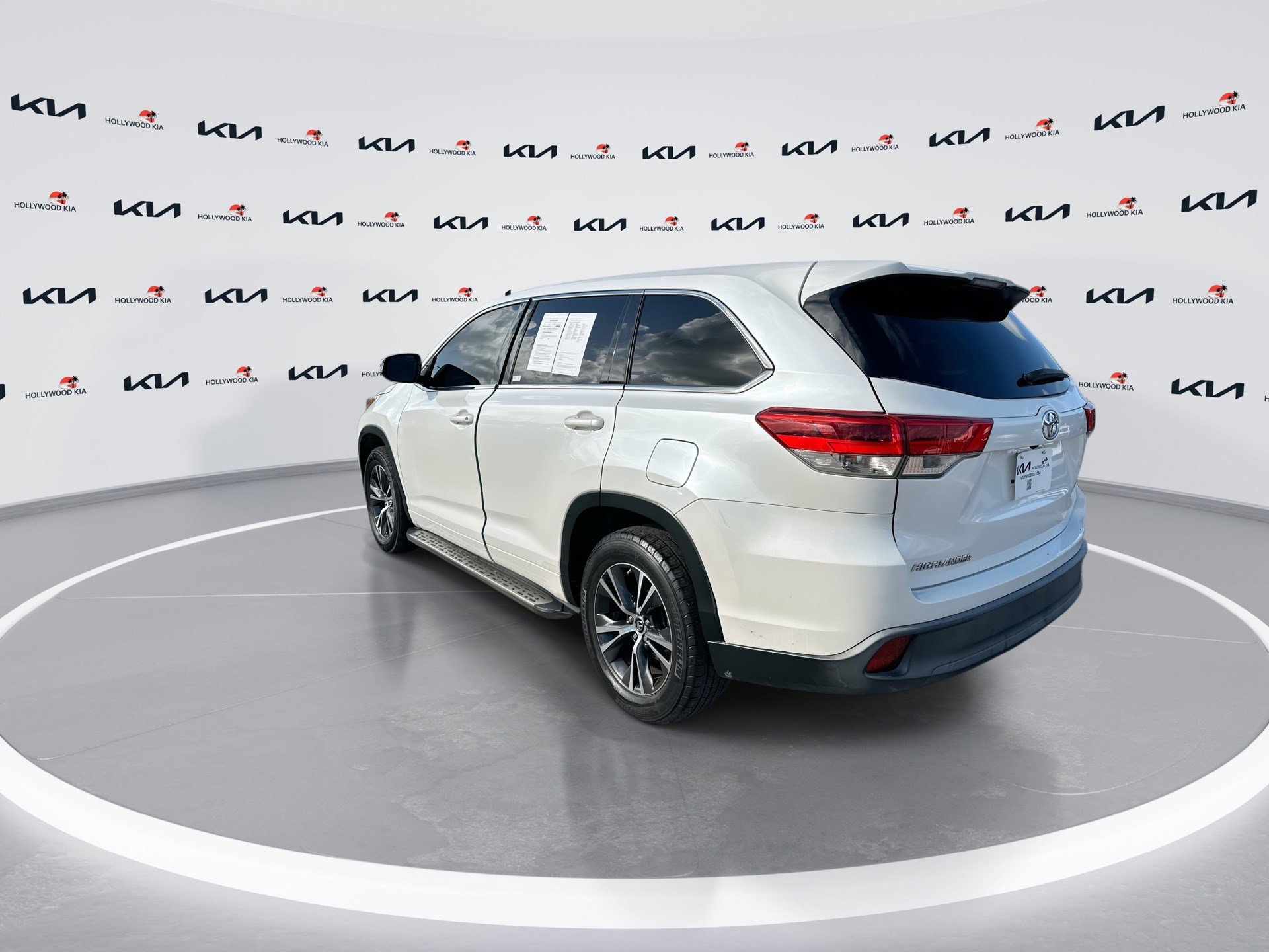 Used 2018 Toyota Highlander LE image 6