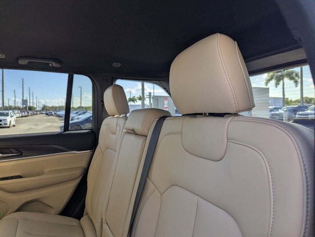 Used 2025 Jeep Grand Cherokee Limited image 17