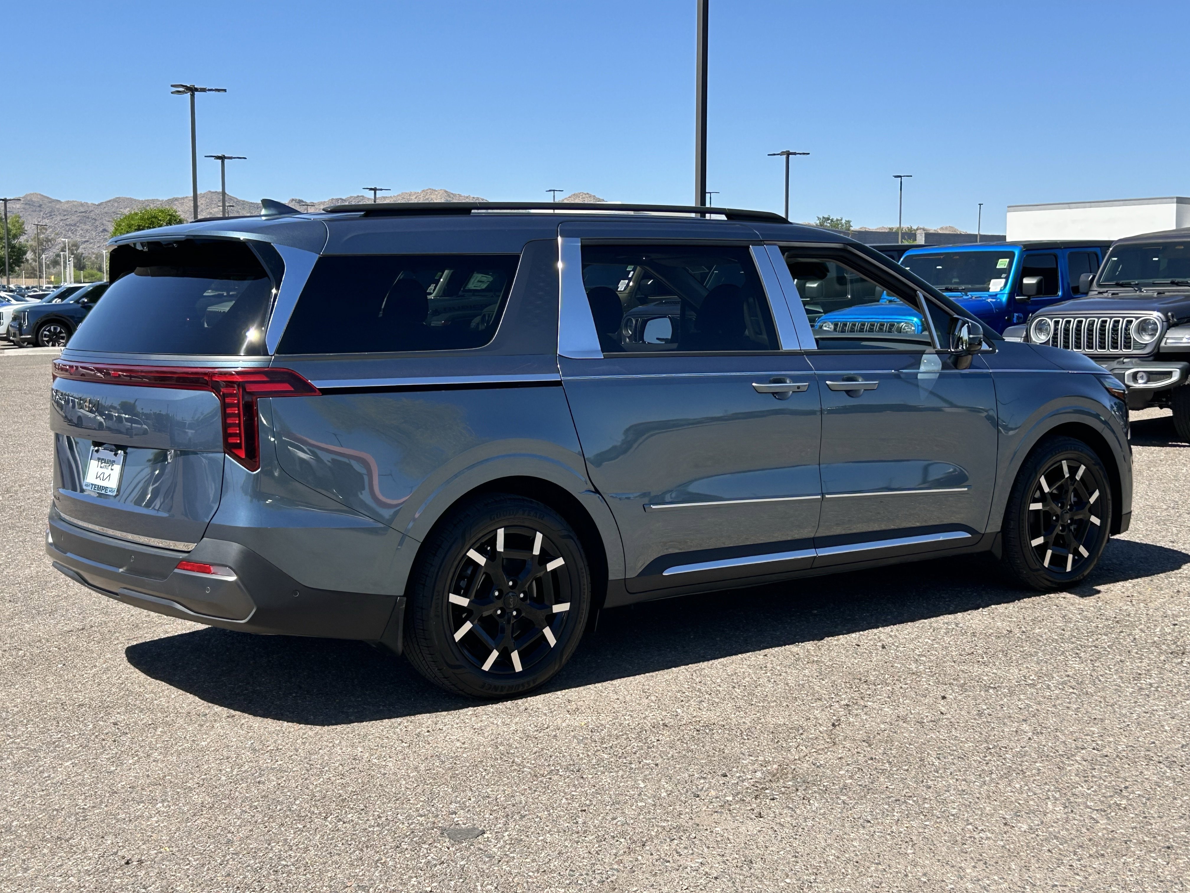 Used 2025 Kia Carnival SX Prestige image 5