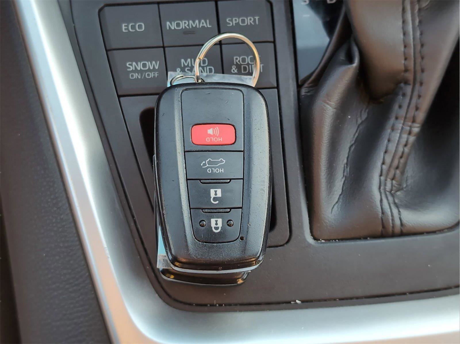 Used 2020 Toyota RAV4 XLE w/ Convenience Package image 11