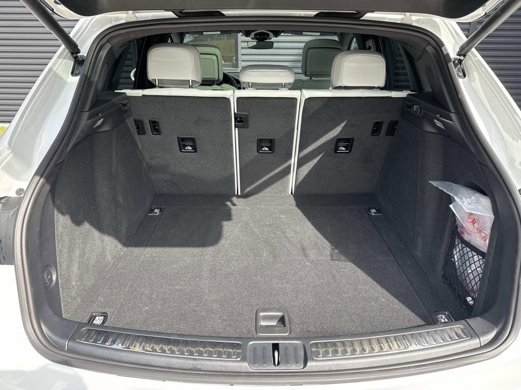 Certified 2025 Porsche Macan image 13