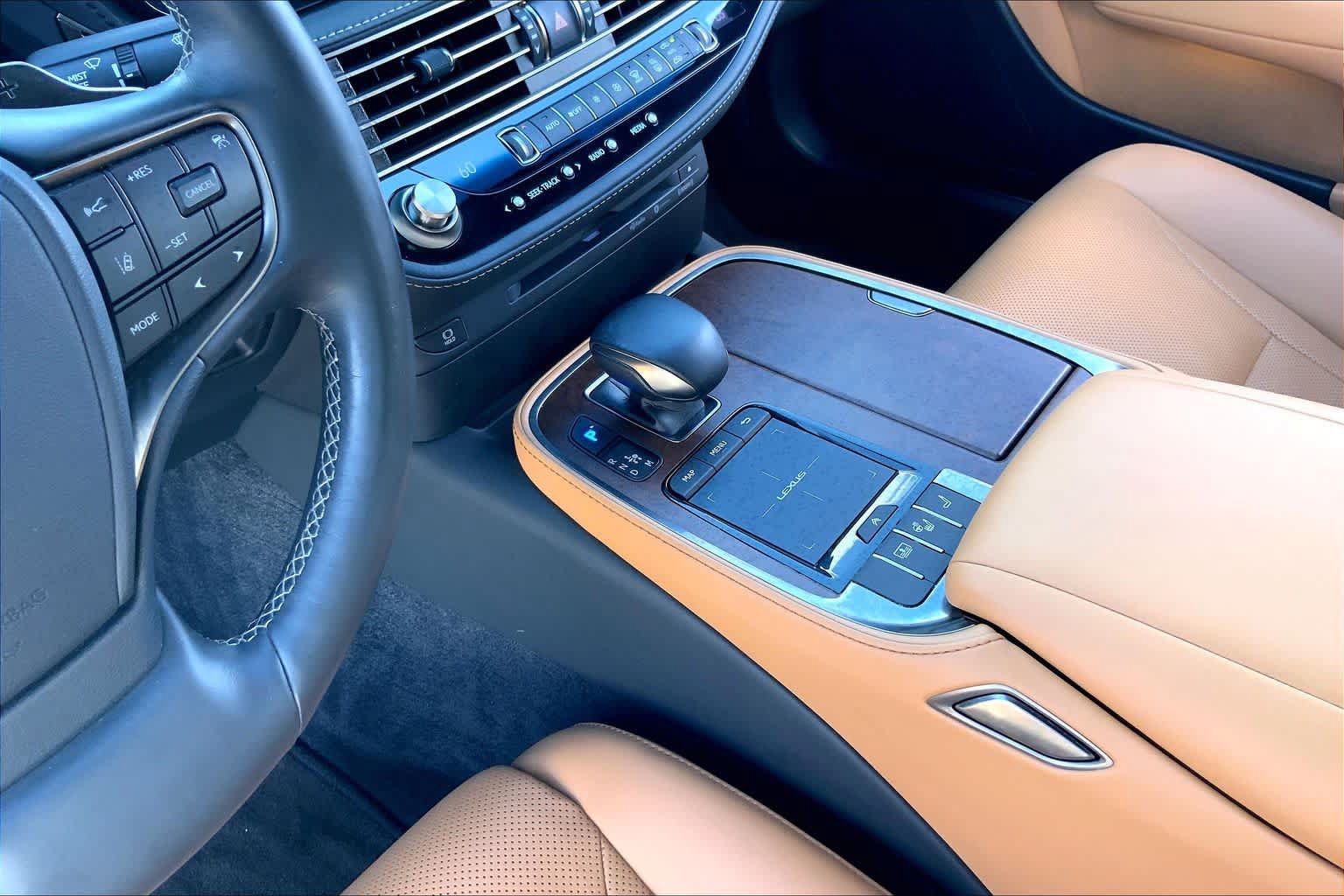 Used 2021 Lexus LS 500 w/ Accessory Package (Z2) RWD image 16