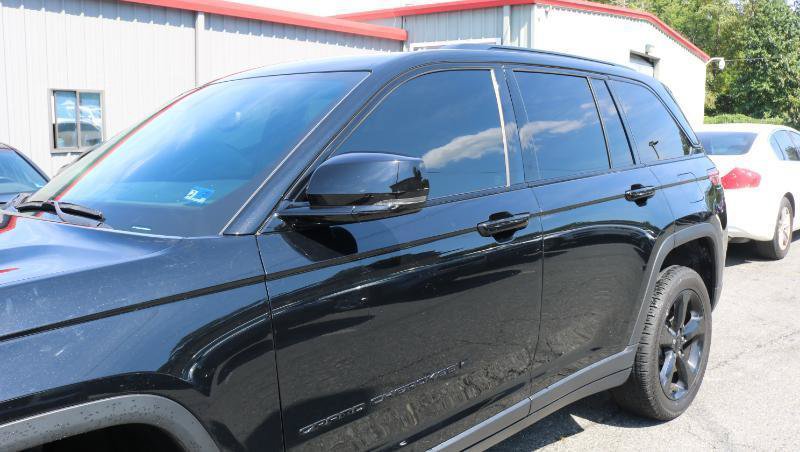 Used 2023 Jeep Grand Cherokee Altitude RWD image 4