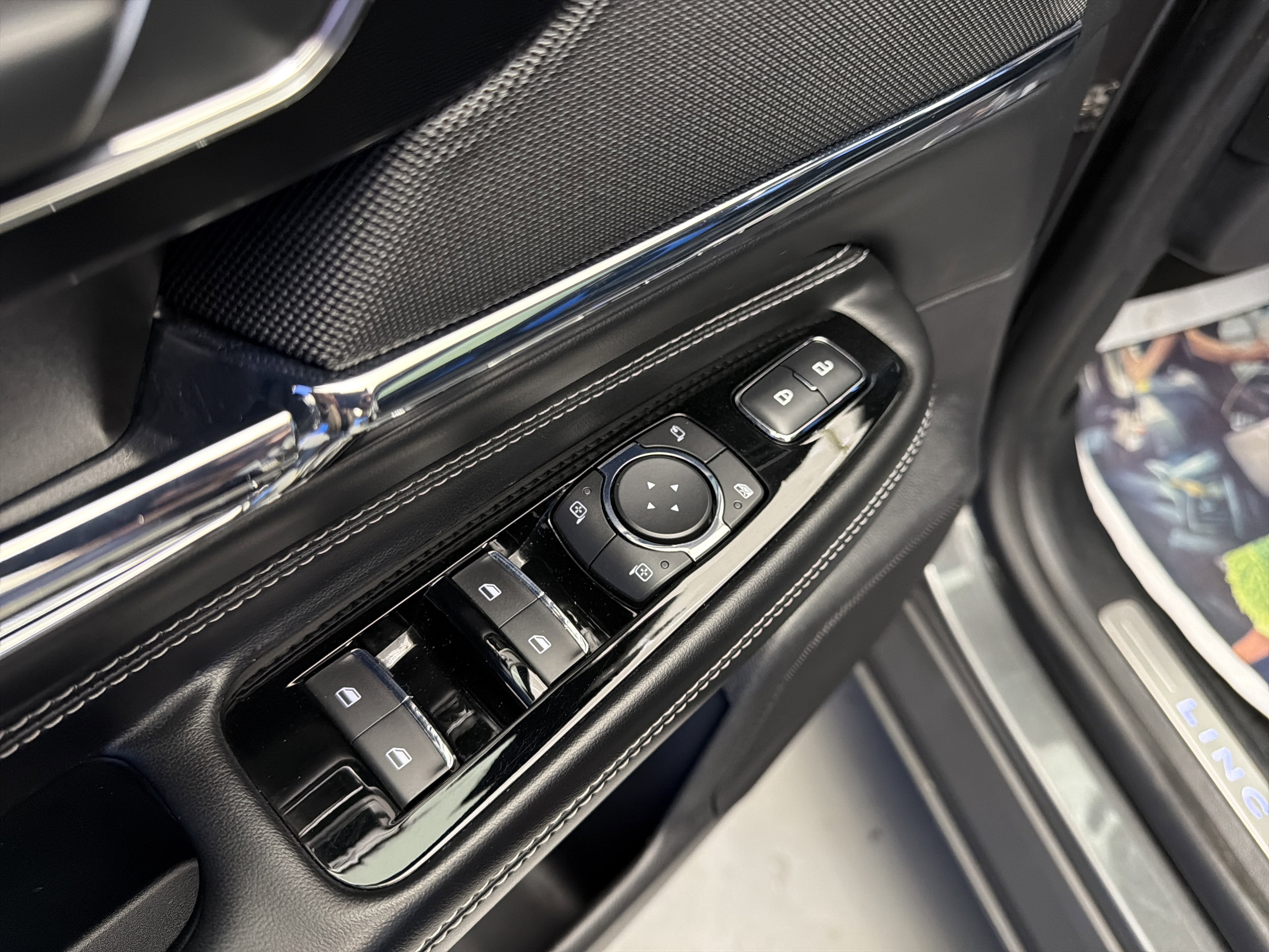 Used 2020 Lincoln Corsair Reserve w/ Equipment Group 201A image 12