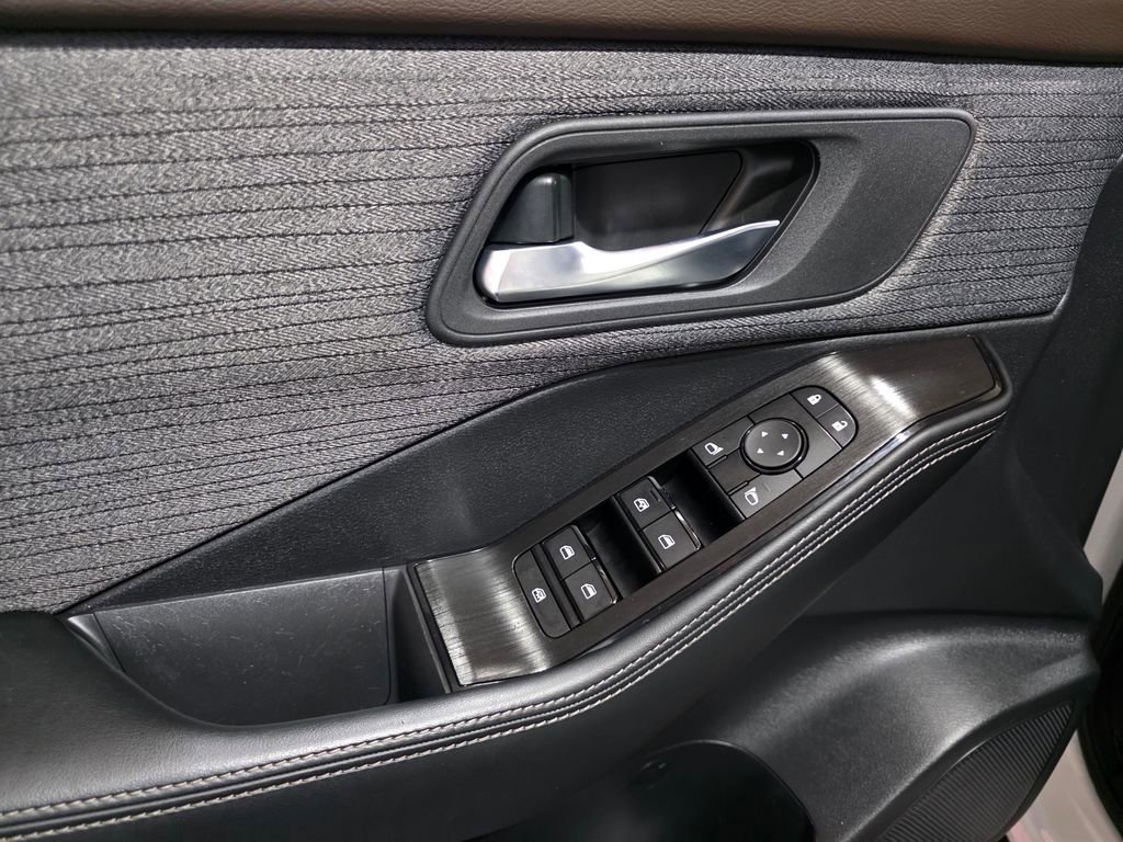 Used 2023 Nissan Rogue SV image 12