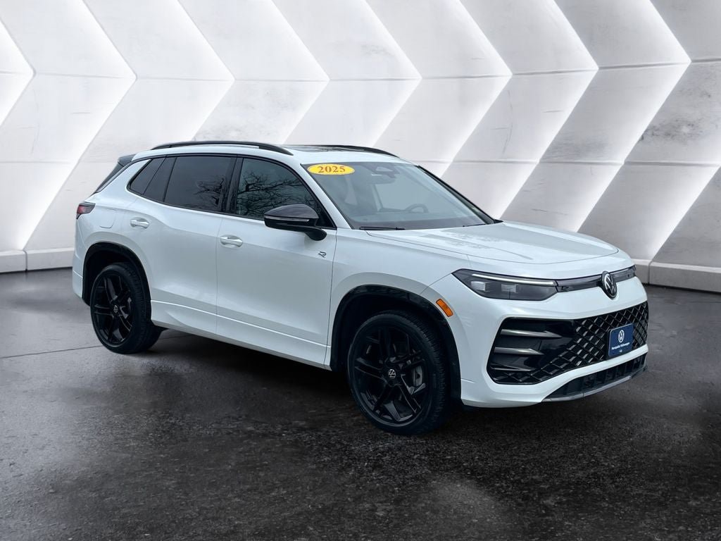 Used 2025 Volkswagen Tiguan SE R-Line AWD/4WD image 9