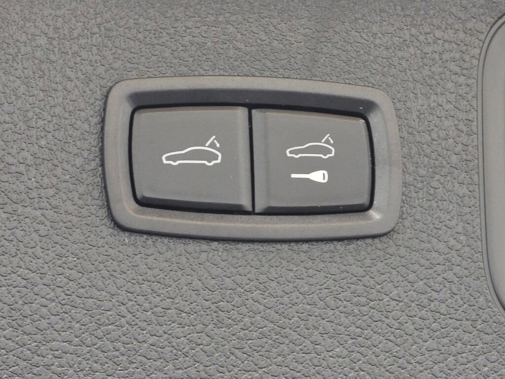 Certified 2025 Porsche Macan Turbo image 23