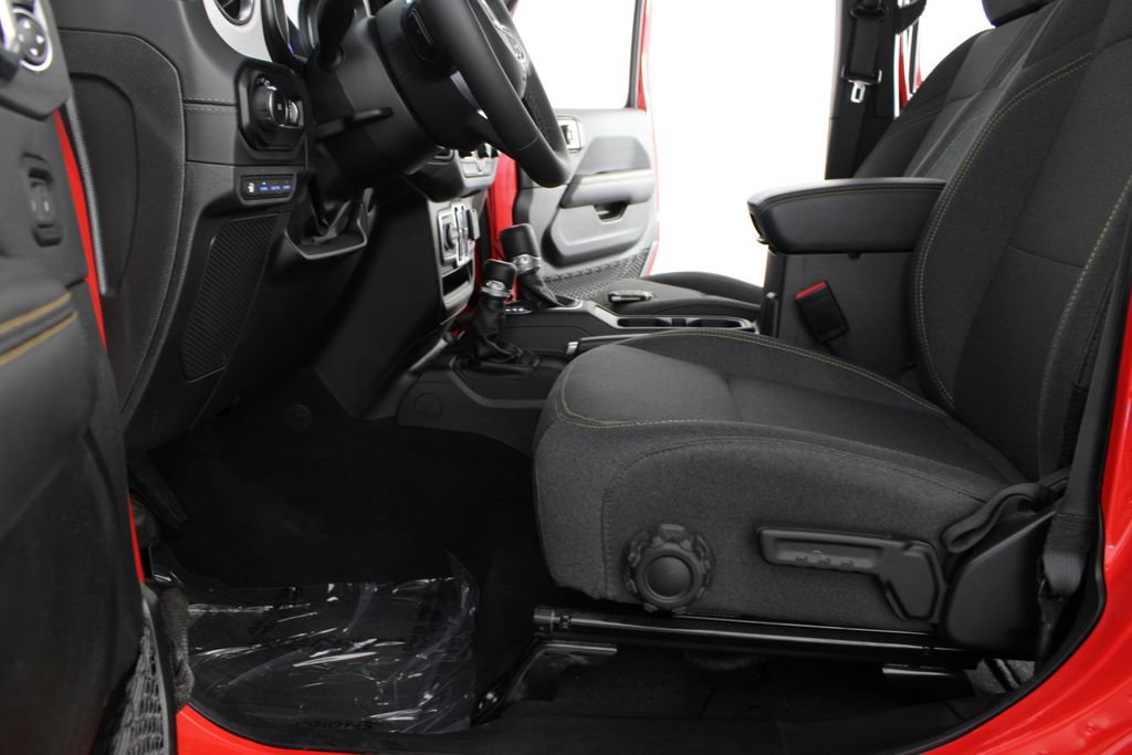 Used 2025 Jeep Wrangler Unlimited Sahara AWD/4WD image 15