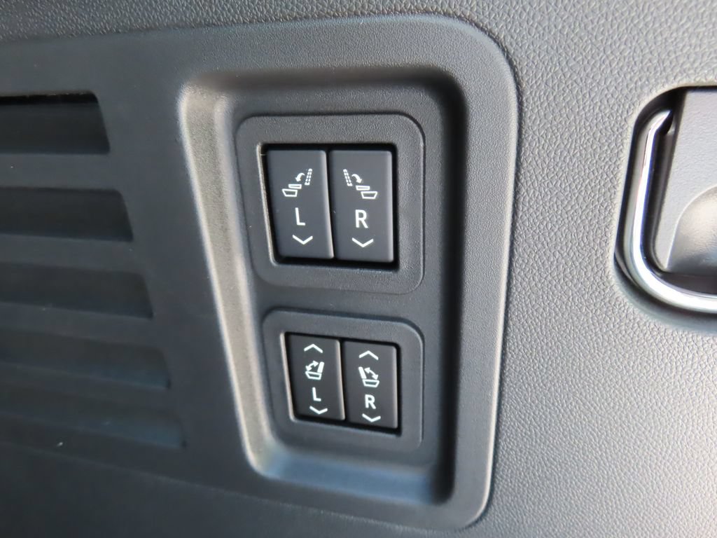 New 2026 Chevrolet Traverse RS w/ LPO, Floor Liner Package AWD/4WD image 22