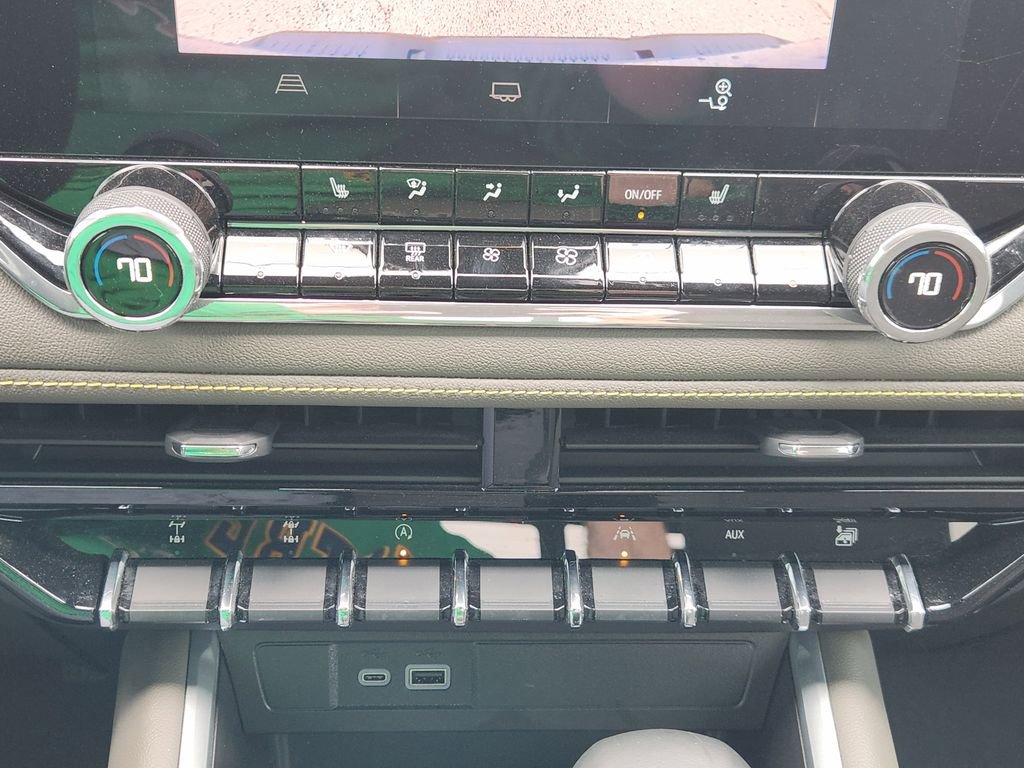 Used 2024 Chevrolet Colorado ZR2 w/ Safety Package AWD/4WD image 19